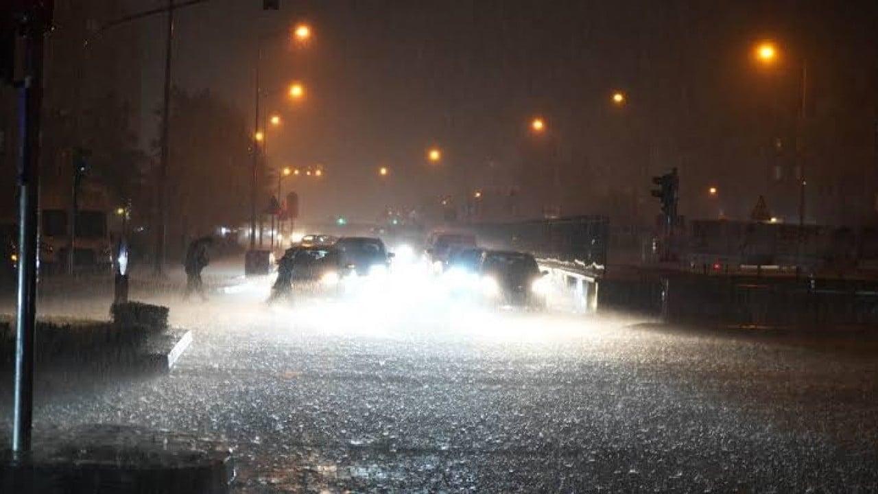 Foto - Samsun o alanda ilk ikiye girdi Sağanak yağış rekor getirdi