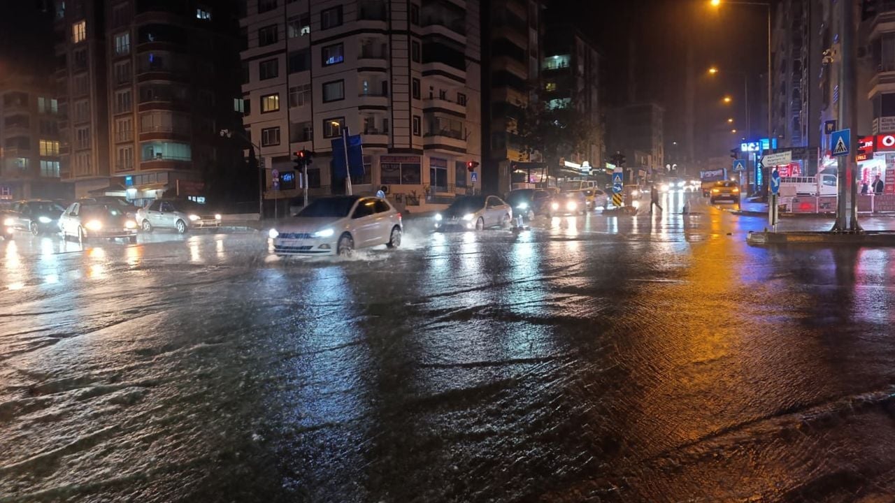 Foto - Samsun o alanda ilk ikiye girdi Sağanak yağış rekor getirdi