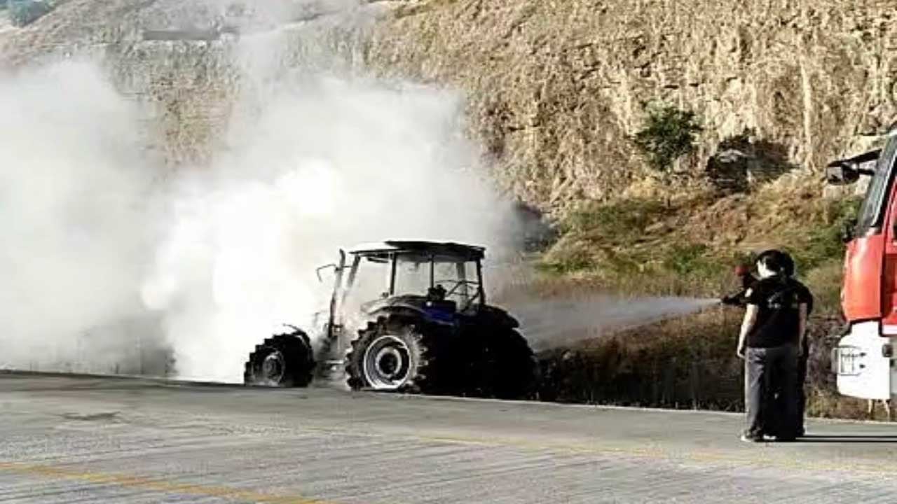 Foto - Samsun'da korkutan alevler! Çıkan yangında traktör küle döndü!