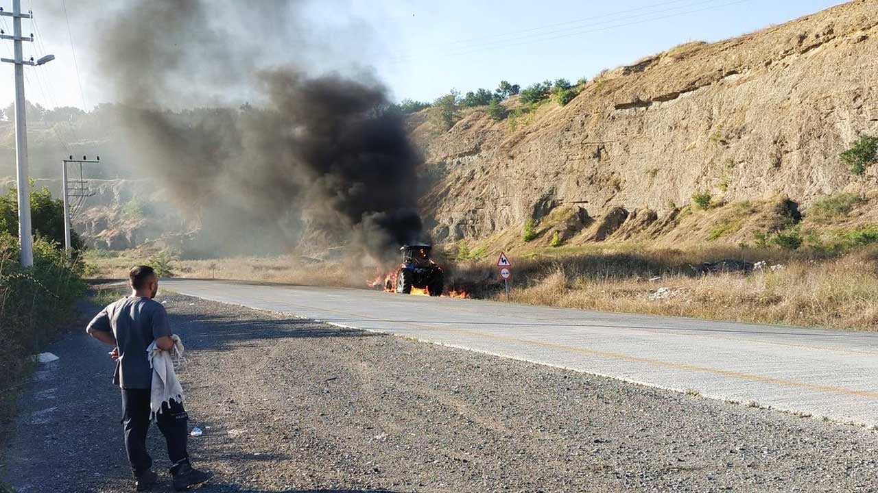Foto - Samsun'da korkutan alevler! Çıkan yangında traktör küle döndü!