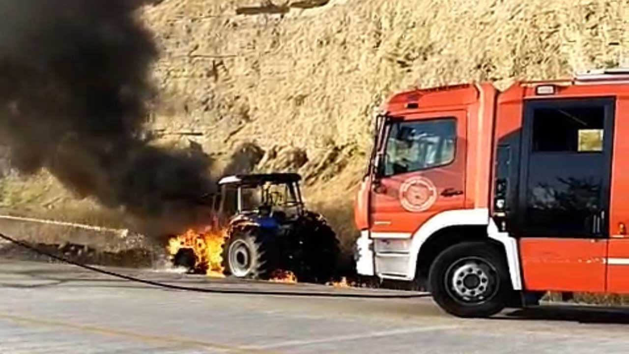 Foto - Samsun'da korkutan alevler! Çıkan yangında traktör küle döndü!