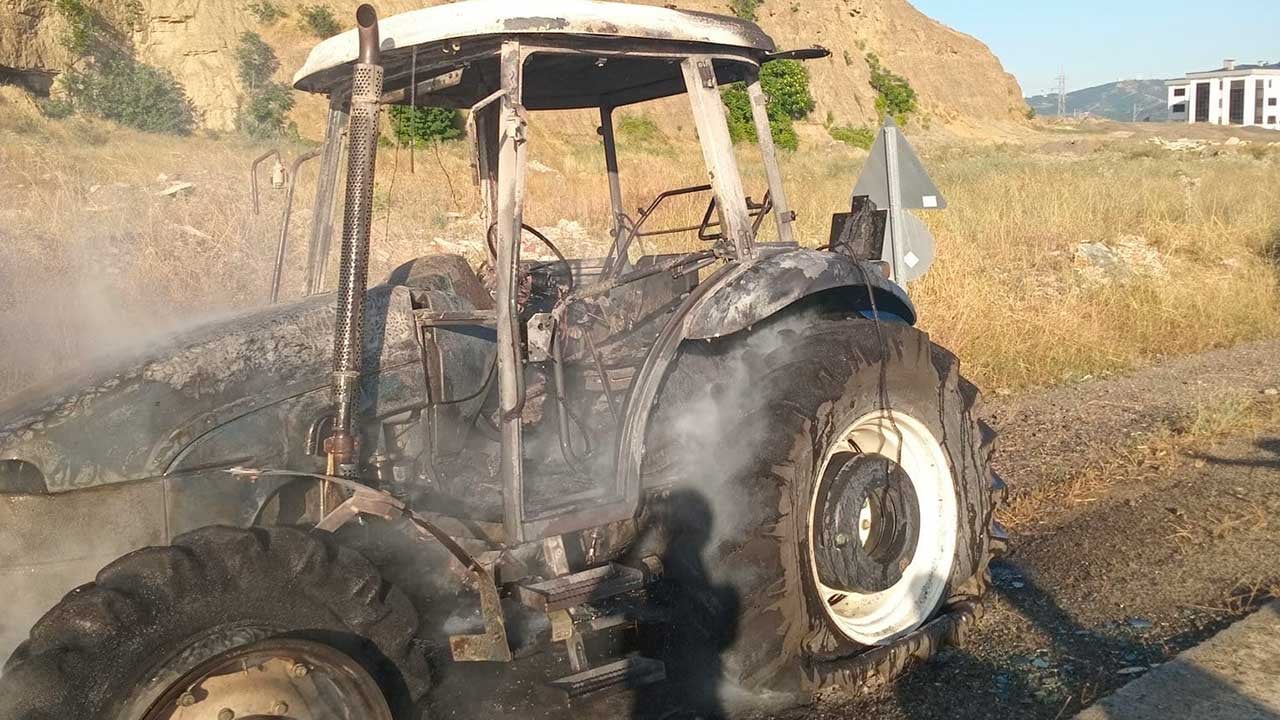 Foto - Samsun'da korkutan alevler! Çıkan yangında traktör küle döndü!