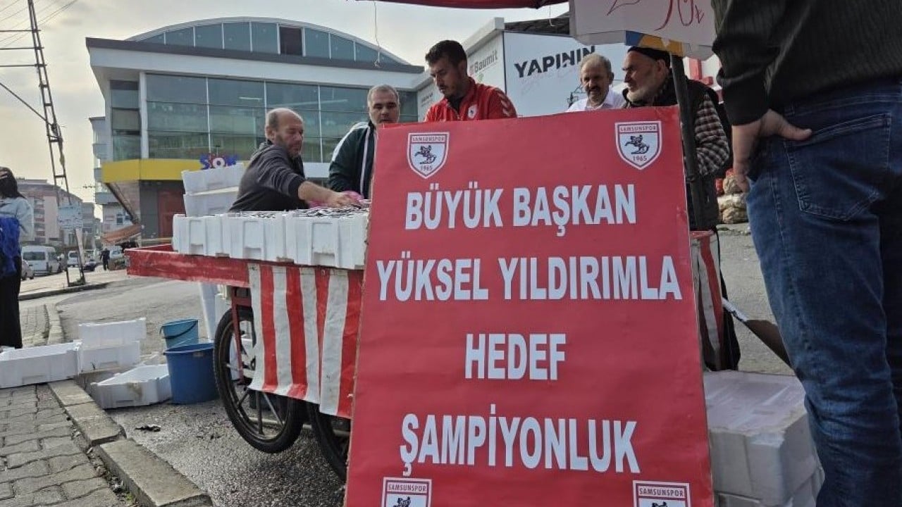 Foto - Samsunspor lider oldu balığa indirim yaptı! Fanatik balıkçının hamsi fiyatı olay oldu