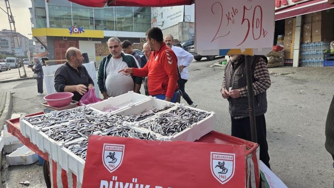 Foto - Samsunspor lider oldu balığa indirim yaptı! Fanatik balıkçının hamsi fiyatı olay oldu