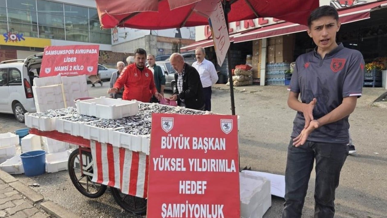 Foto - Samsunspor lider oldu balığa indirim yaptı! Fanatik balıkçının hamsi fiyatı olay oldu