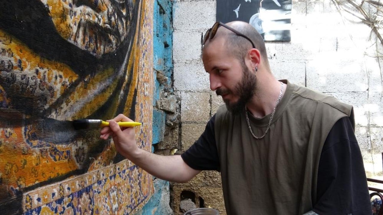Sanat eserine dönüştürüyor Perde ve halıyı tual yerine kullanıyor