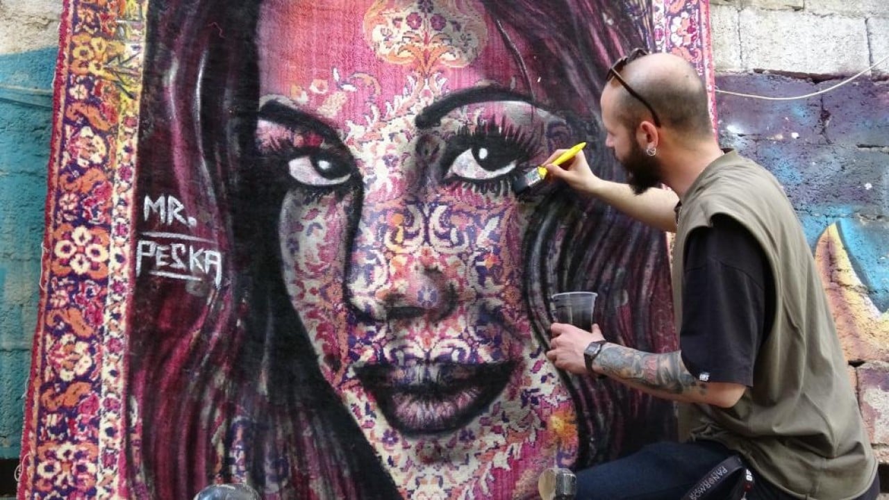 Foto - Sanat eserine dönüştürüyor Perde ve halıyı tual yerine kullanıyor