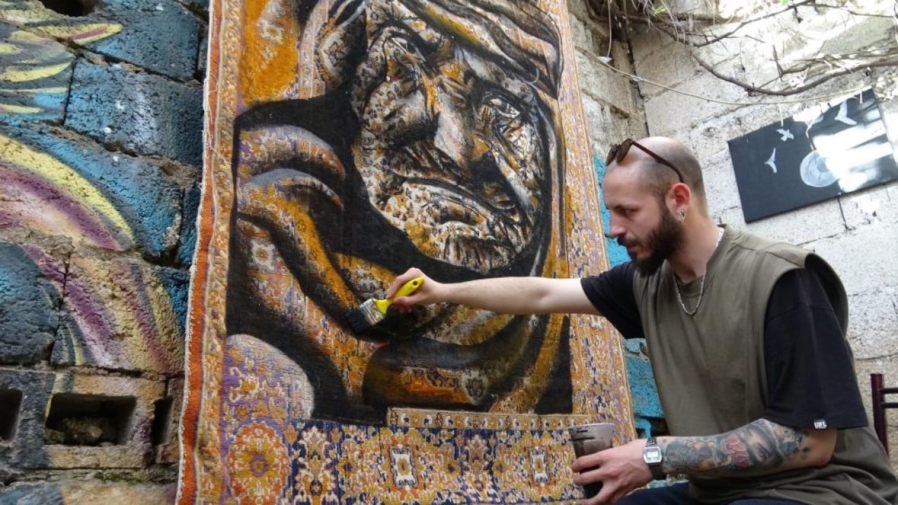 Foto - Sanat eserine dönüştürüyor Perde ve halıyı tual yerine kullanıyor