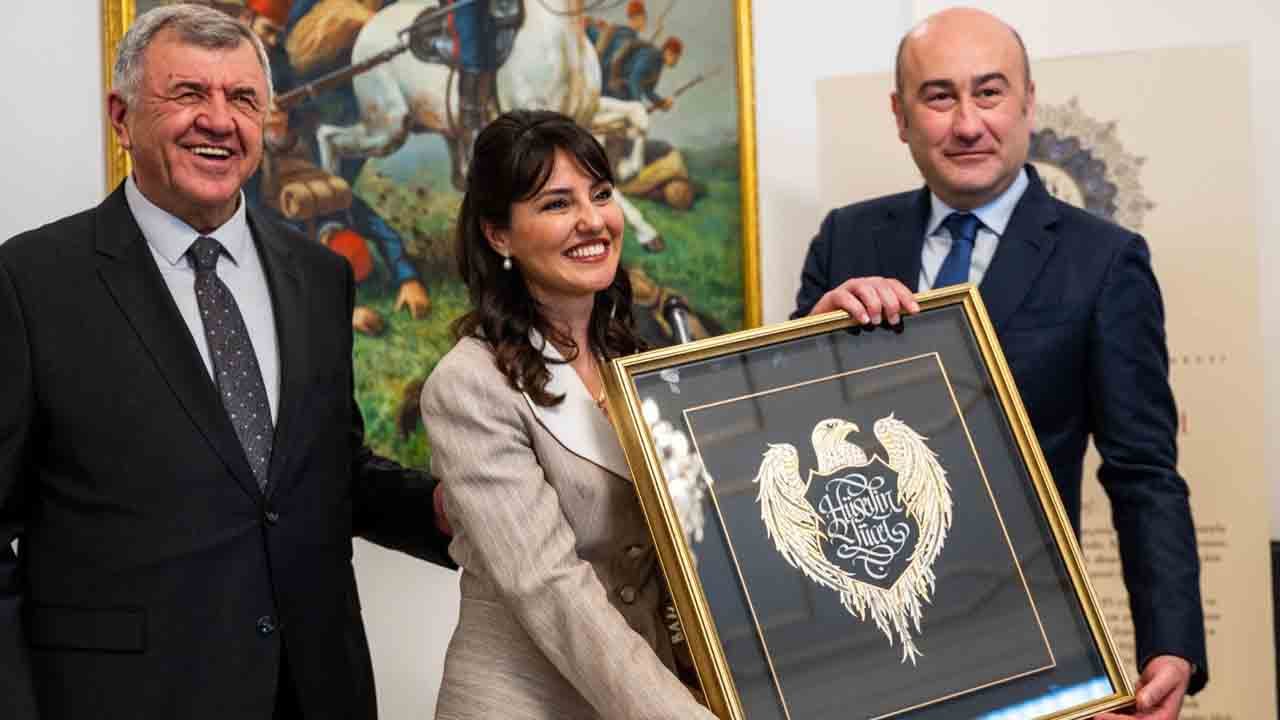 Foto - Sanatseverlerin büyük ilgisini çekiyor: ‘Seçkiler’ sergisi ziyarete açıldı