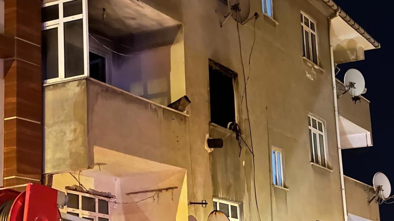 Foto - Sancaktepe'de korku dolu anlar! Alevlere teslim olan binada 1 kişi hastaneye kaldırıldı