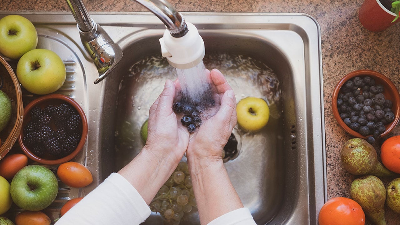 Foto - Sandığınız gibi masum olmayabilir! Meyveyi karbonatla yıkayanlar dikkat