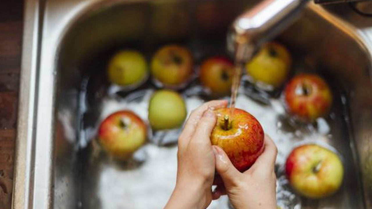 Foto - Sandığınız gibi masum olmayabilir! Meyveyi karbonatla yıkayanlar dikkat