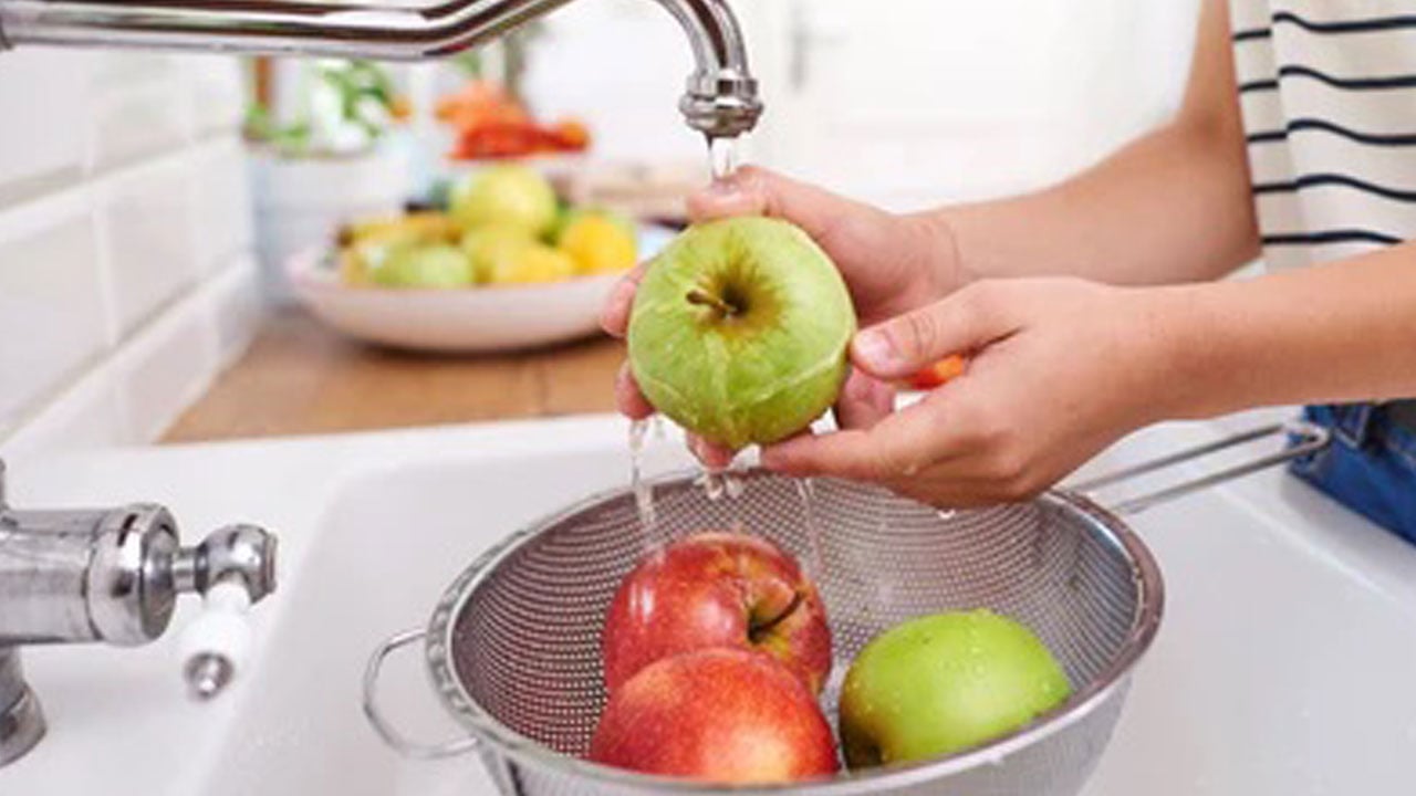 Foto - Sandığınız gibi masum olmayabilir! Meyveyi karbonatla yıkayanlar dikkat