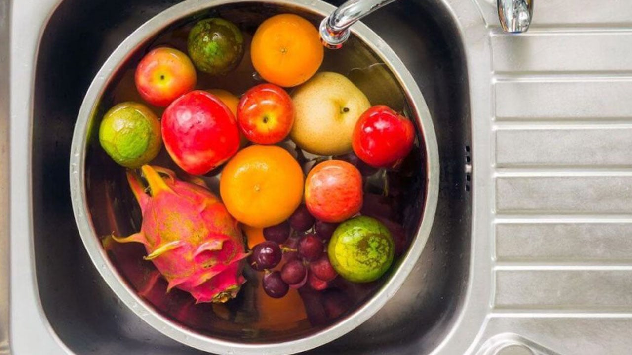 Foto - Sandığınız gibi masum olmayabilir! Meyveyi karbonatla yıkayanlar dikkat