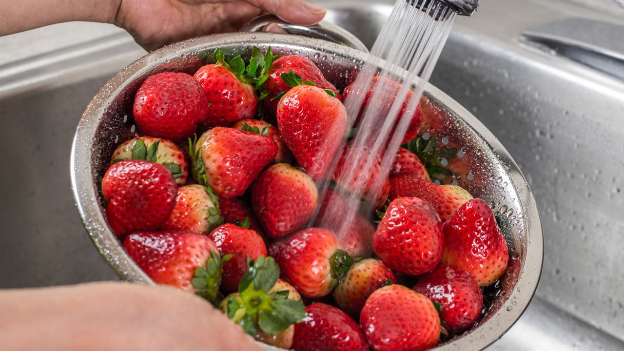 Foto - Sandığınız gibi masum olmayabilir! Meyveyi karbonatla yıkayanlar dikkat