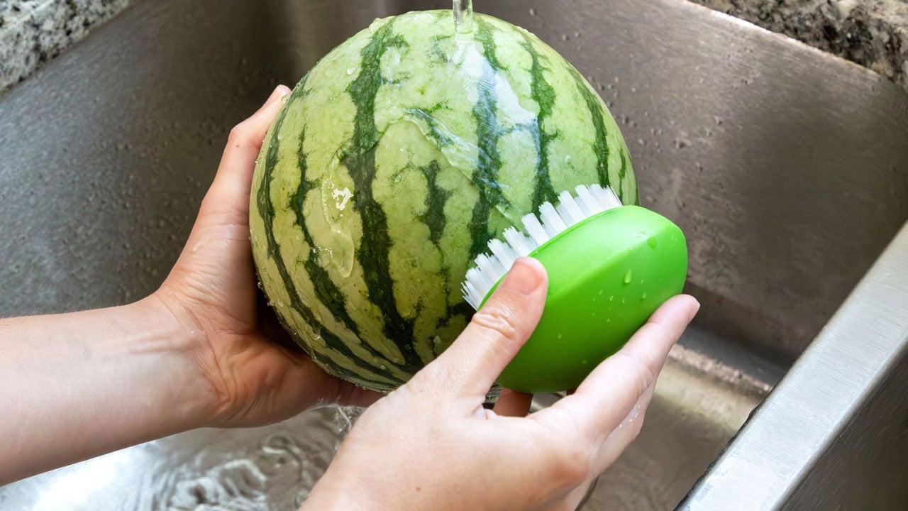 Foto - Sandığınız gibi masum olmayabilir! Meyveyi karbonatla yıkayanlar dikkat