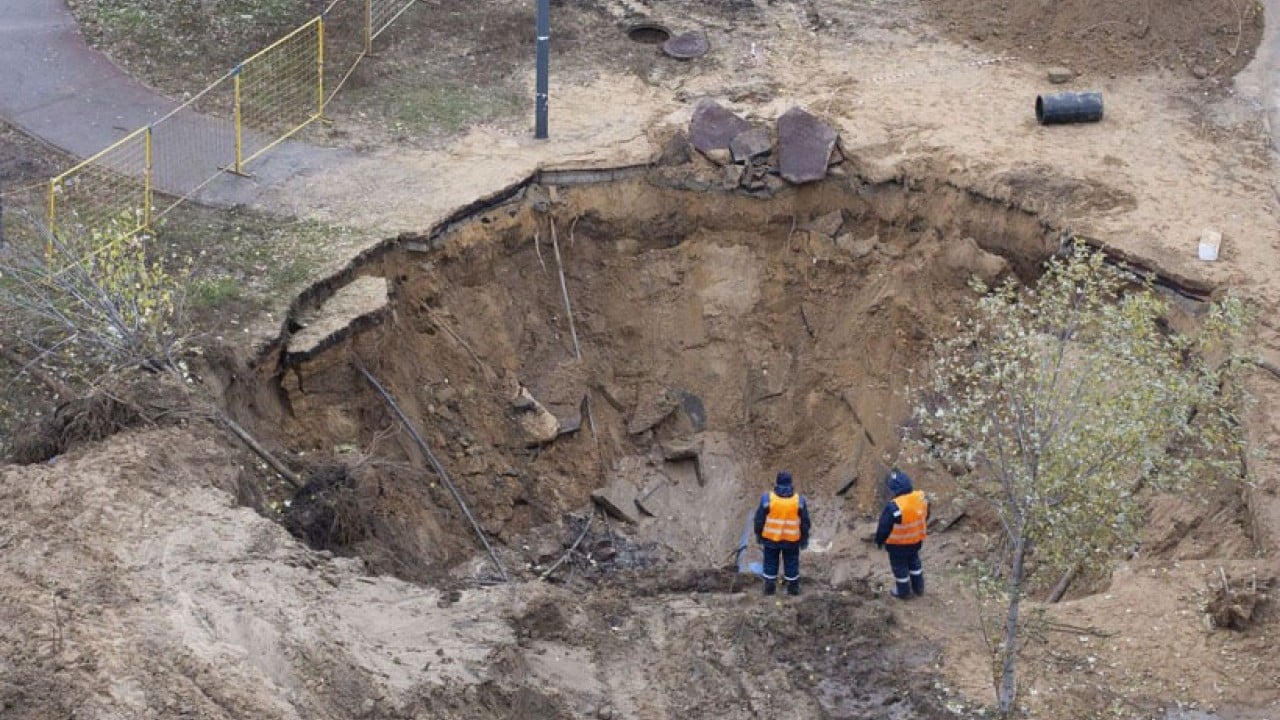 Saniyeler içinde devasa çukurlar: Obruklar modern şehirlerin kabusu oldu