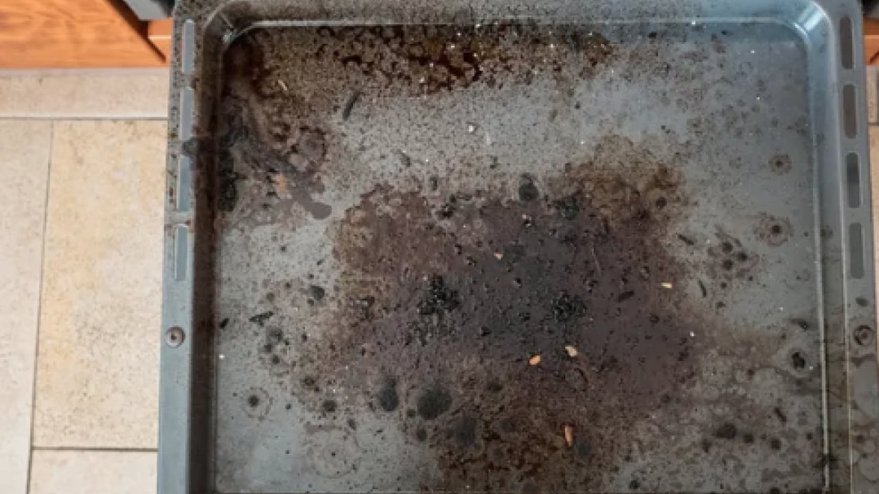 Foto - Saniyeler içinde lekeleri yok etmenin yolu... Fırın tepsisindeki yağlara kesin çözüm!