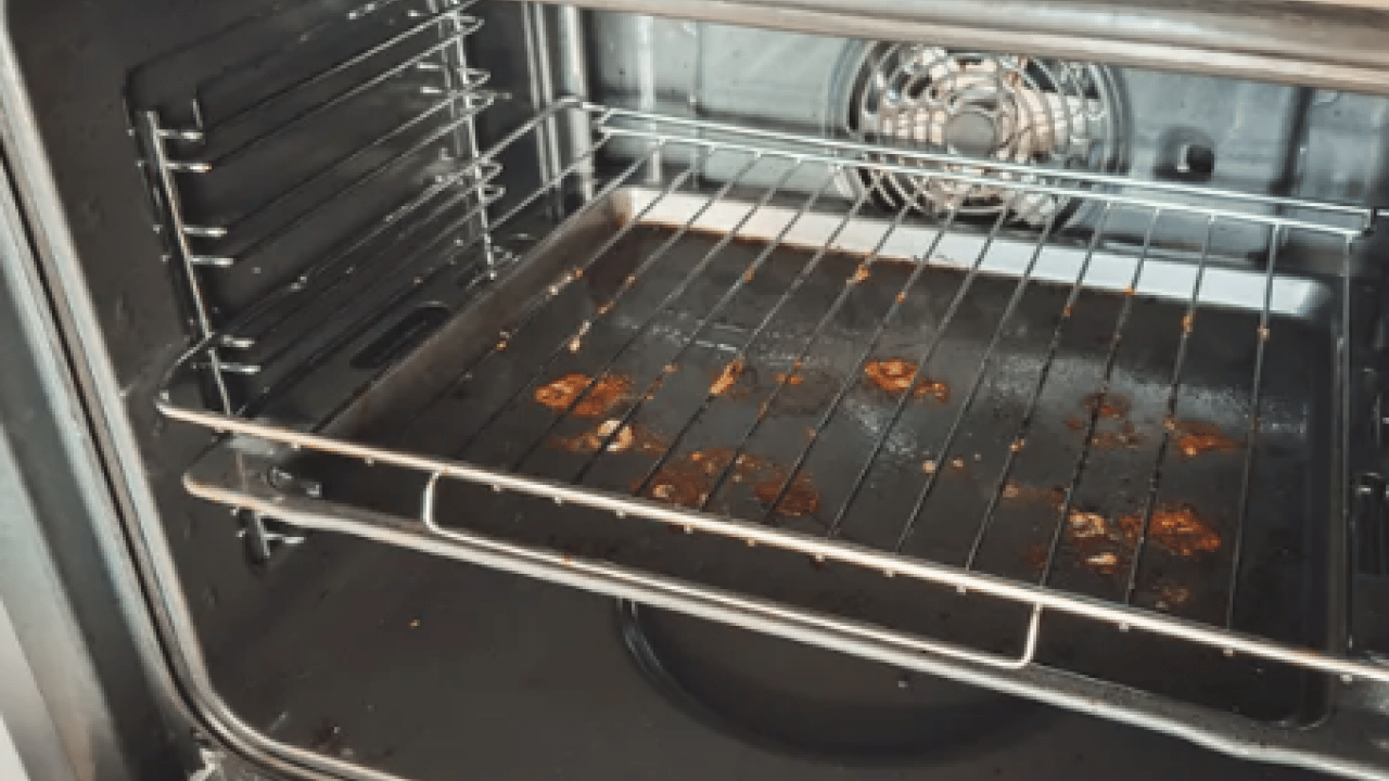 Foto - Saniyeler içinde lekeleri yok etmenin yolu... Fırın tepsisindeki yağlara kesin çözüm!