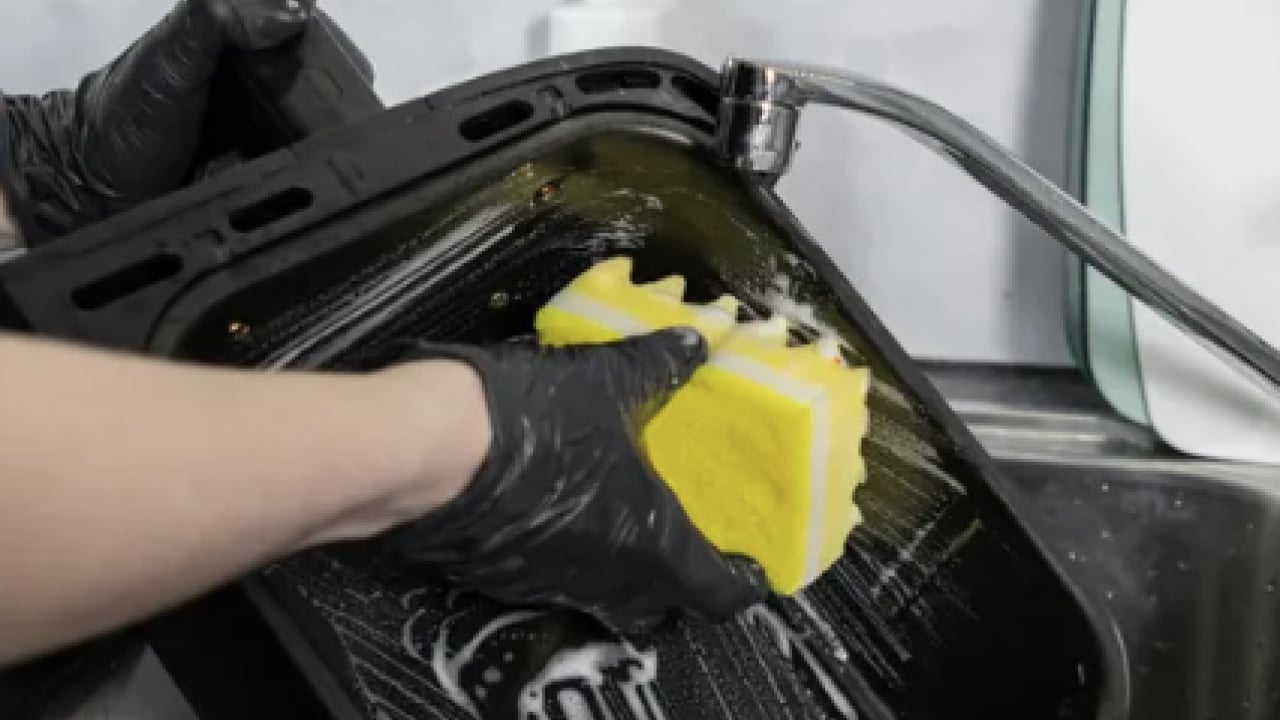 Foto - Saniyeler içinde lekeleri yok etmenin yolu... Fırın tepsisindeki yağlara kesin çözüm!