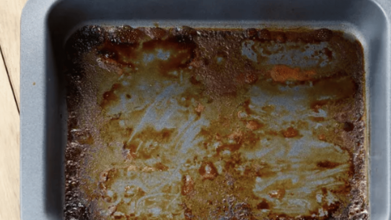 Foto - Saniyeler içinde lekeleri yok etmenin yolu... Fırın tepsisindeki yağlara kesin çözüm!