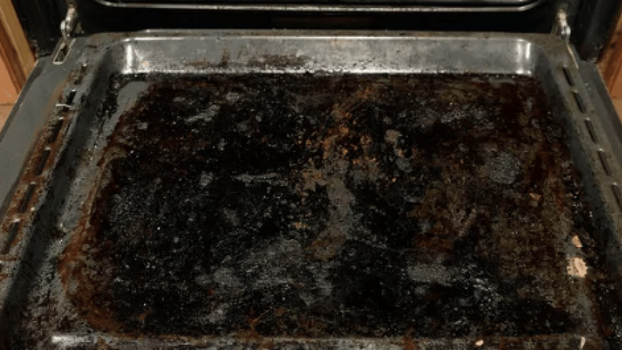 Foto - Saniyeler içinde lekeleri yok etmenin yolu... Fırın tepsisindeki yağlara kesin çözüm!