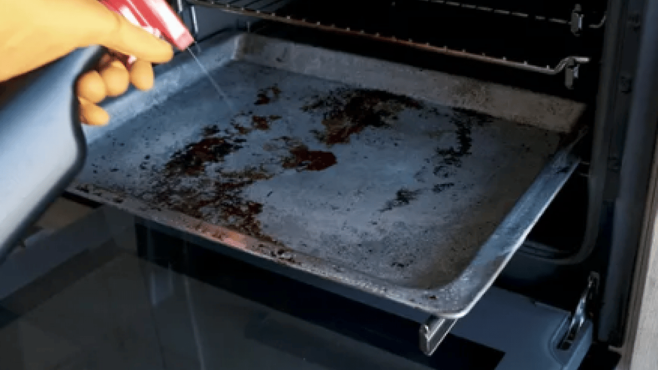 Saniyeler içinde lekeleri yok etmenin yolu... Fırın tepsisindeki yağlara kesin çözüm!