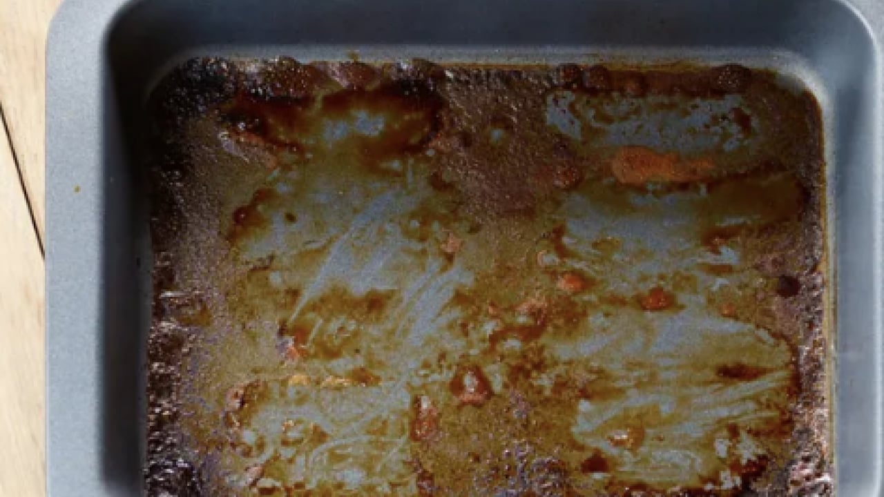 Foto - Saniyeler içinde lekeleri yok etmenin yolu... Fırın tepsisindeki yağlara kesin çözüm!