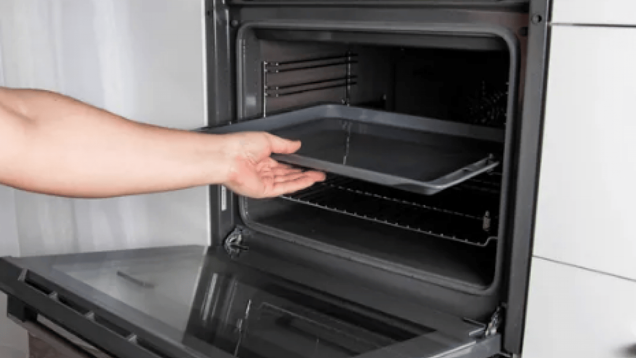 Foto - Saniyeler içinde lekeleri yok etmenin yolu... Fırın tepsisindeki yağlara kesin çözüm!