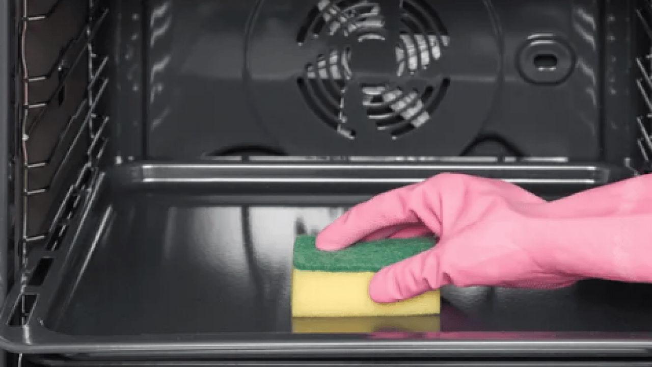 Foto - Saniyeler içinde lekeleri yok etmenin yolu... Fırın tepsisindeki yağlara kesin çözüm!