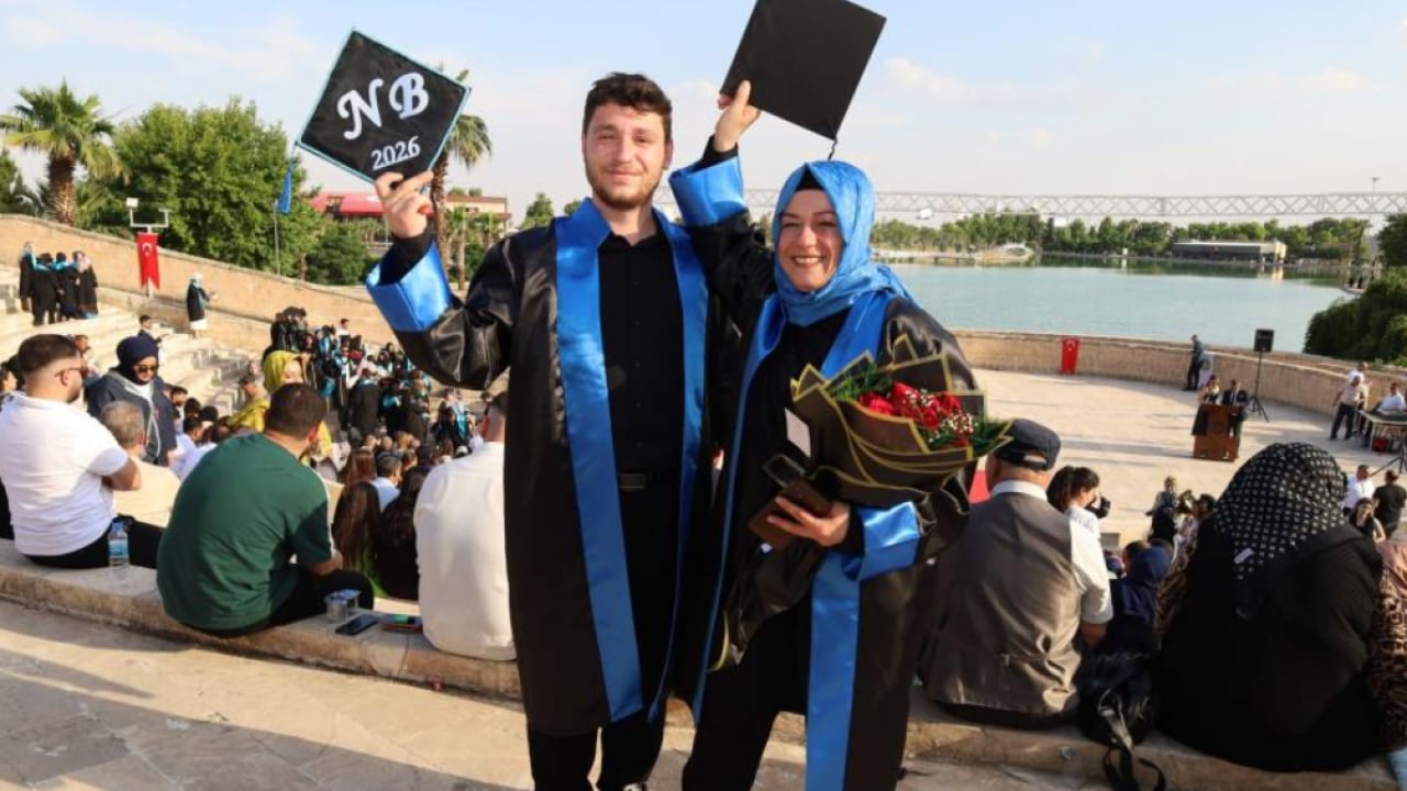 Şanlıurfa'da duygulandıran mezuniyet! Anne ve oğlu birlikte kep attı