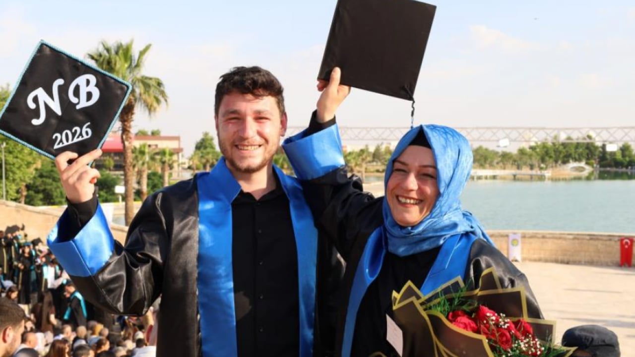 Foto - Şanlıurfa'da duygulandıran mezuniyet! Anne ve oğlu birlikte kep attı