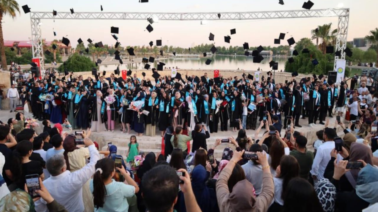 Foto - Şanlıurfa'da duygulandıran mezuniyet! Anne ve oğlu birlikte kep attı