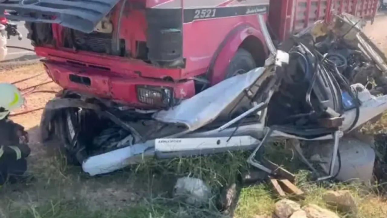 Şanlıurfa'da feci kaza: Otomobil tırın altına girdi!