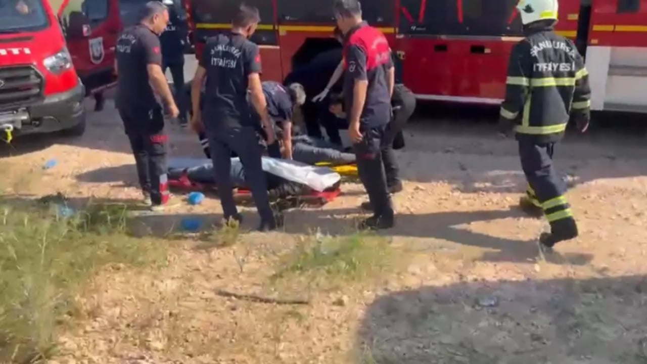 Foto - Şanlıurfa'da feci kaza: Otomobil tırın altına girdi!
