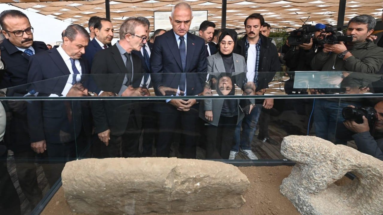 Foto - Şanlıurfa’da tarih resmen fışkırdı: Ağzı dikili "ölüm yüzü" heykeli bilim dünyasını heyecanlandırdı