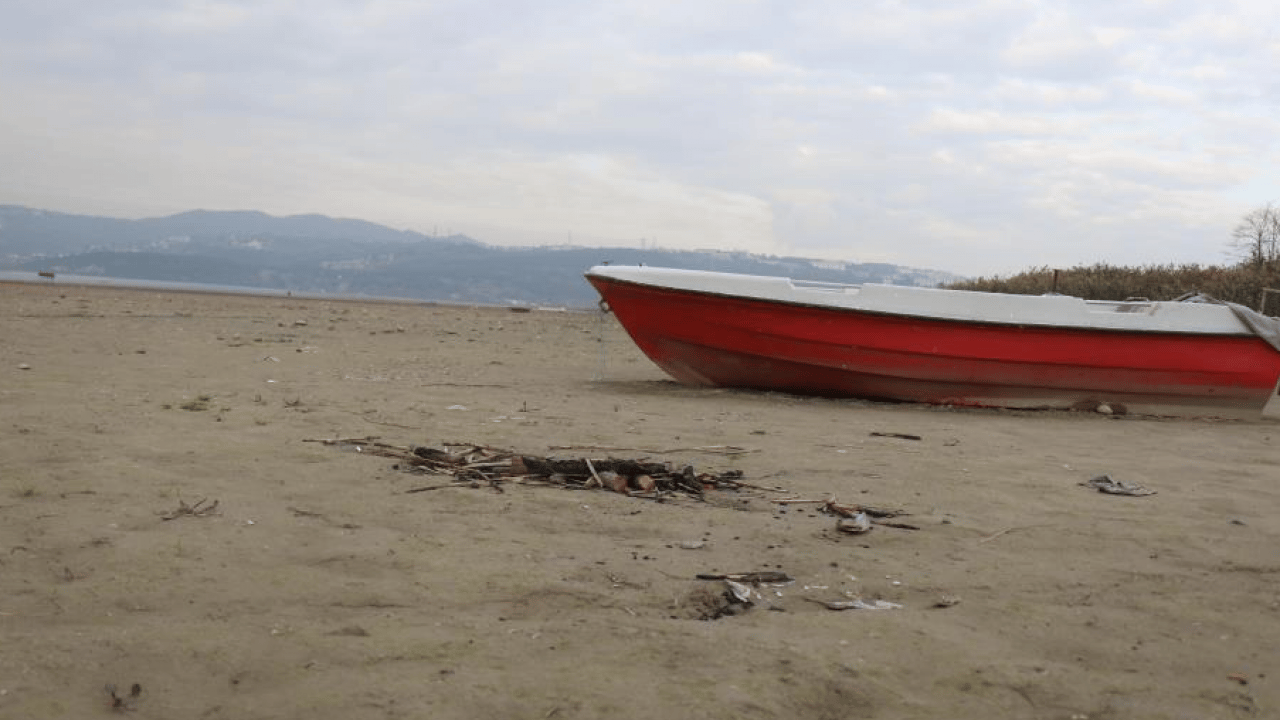 Foto - Sapanca Gölü kuruyor! Tekneler karada kaldı: Halk kuraklık krizi ile karşı karşıya