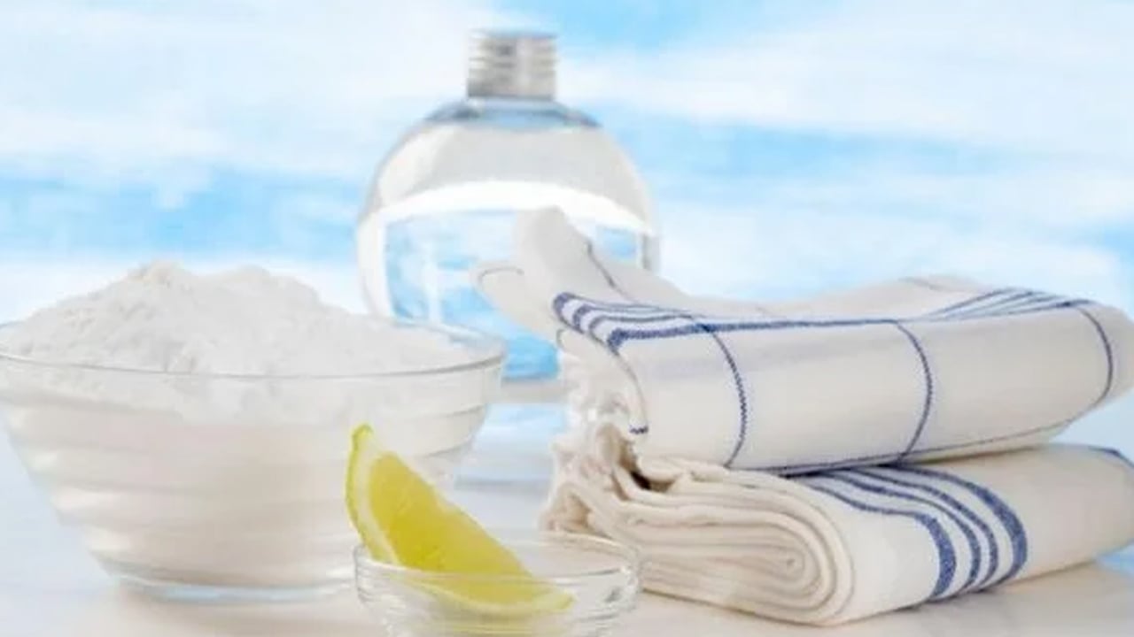 Foto - Sararan kıyafetleri beyazlatmanın en kolay 6 yolu... 1 bardak suyu bile daha etkili