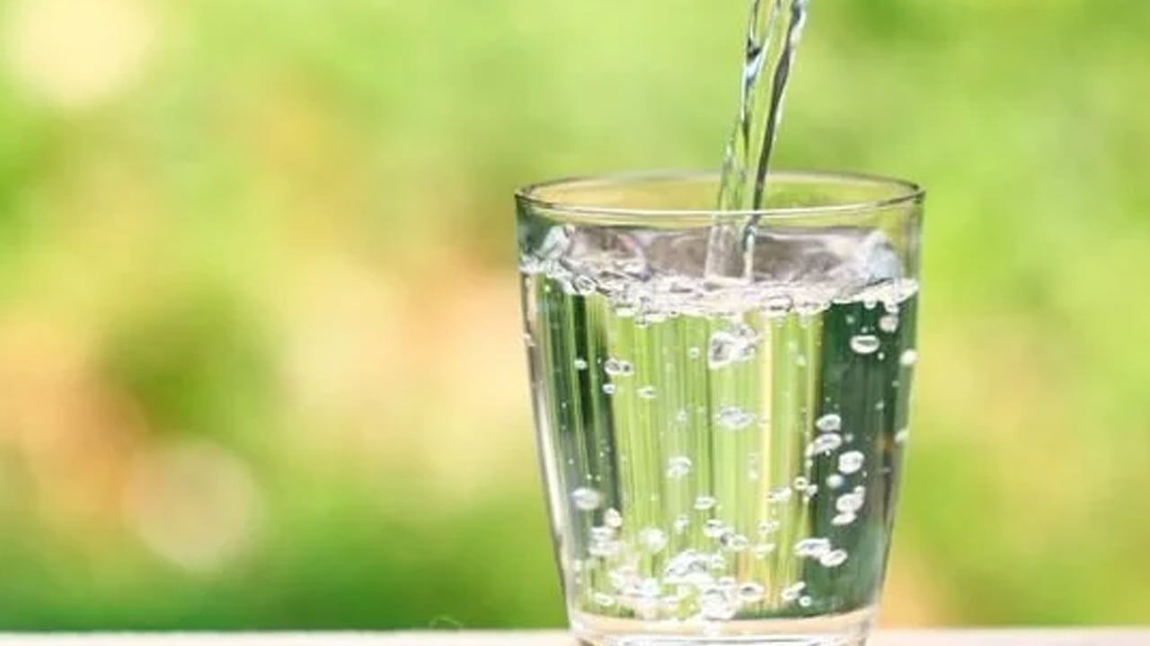 Foto - Sararan kıyafetleri beyazlatmanın en kolay 6 yolu... 1 bardak suyu bile daha etkili