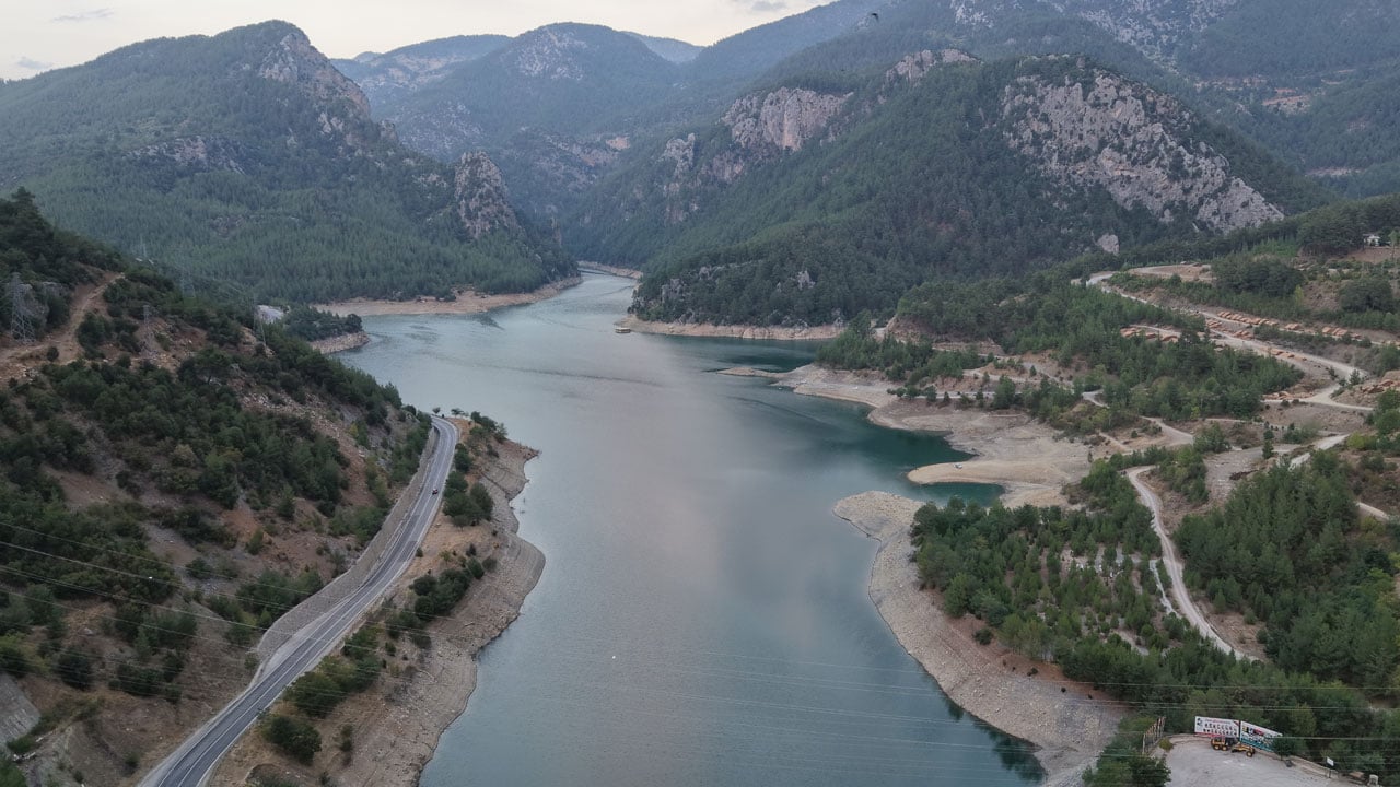 Foto - Şaşırtan manzara! Sular çekilince gizemli yapı ortaya çıktı
