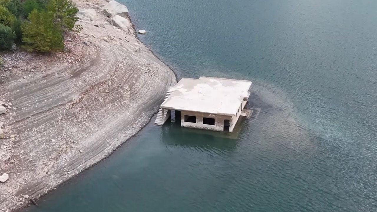 Foto - Şaşırtan manzara! Sular çekilince gizemli yapı ortaya çıktı