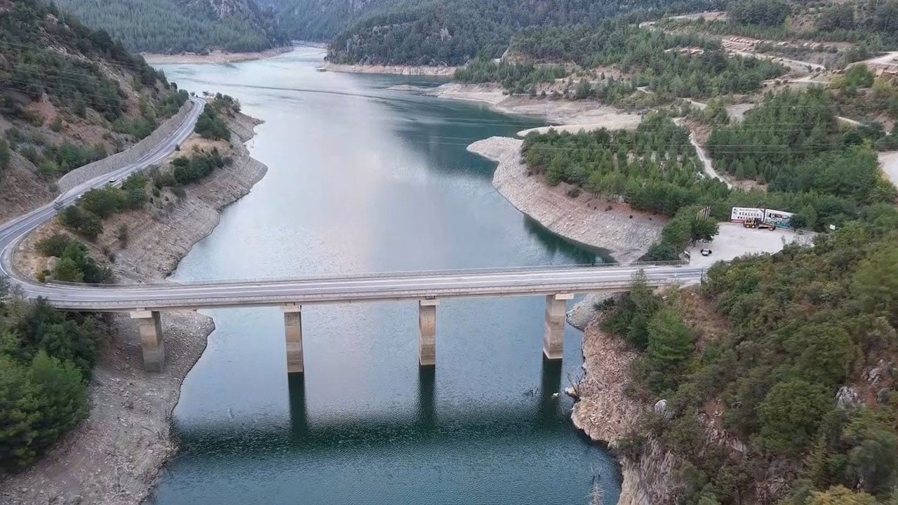 Foto - Şaşırtan manzara! Sular çekilince gizemli yapı ortaya çıktı