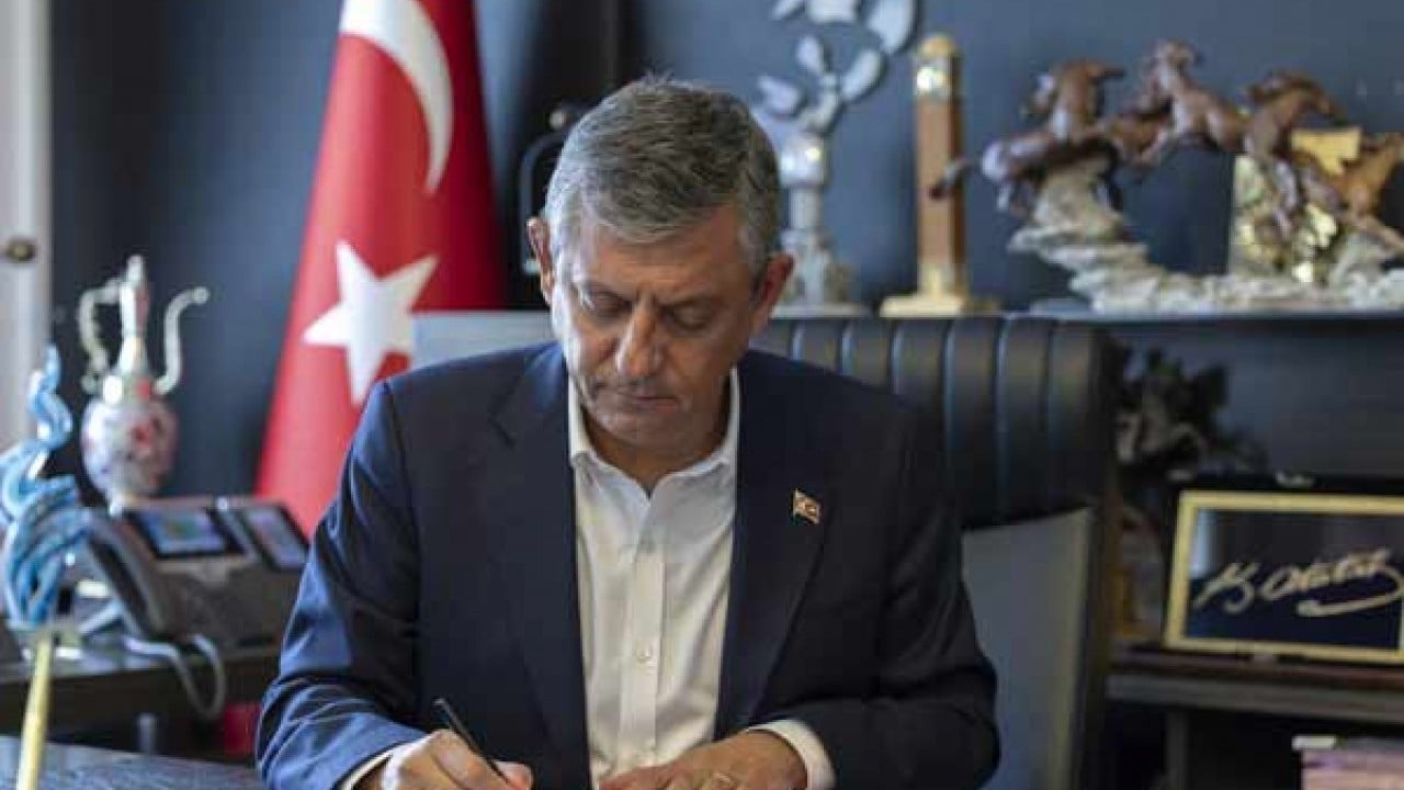 Foto - Şaşırtmadı... Yeni Parti'yi kuran Özgür Özel'in ilk icraatı çalmak oldu!..