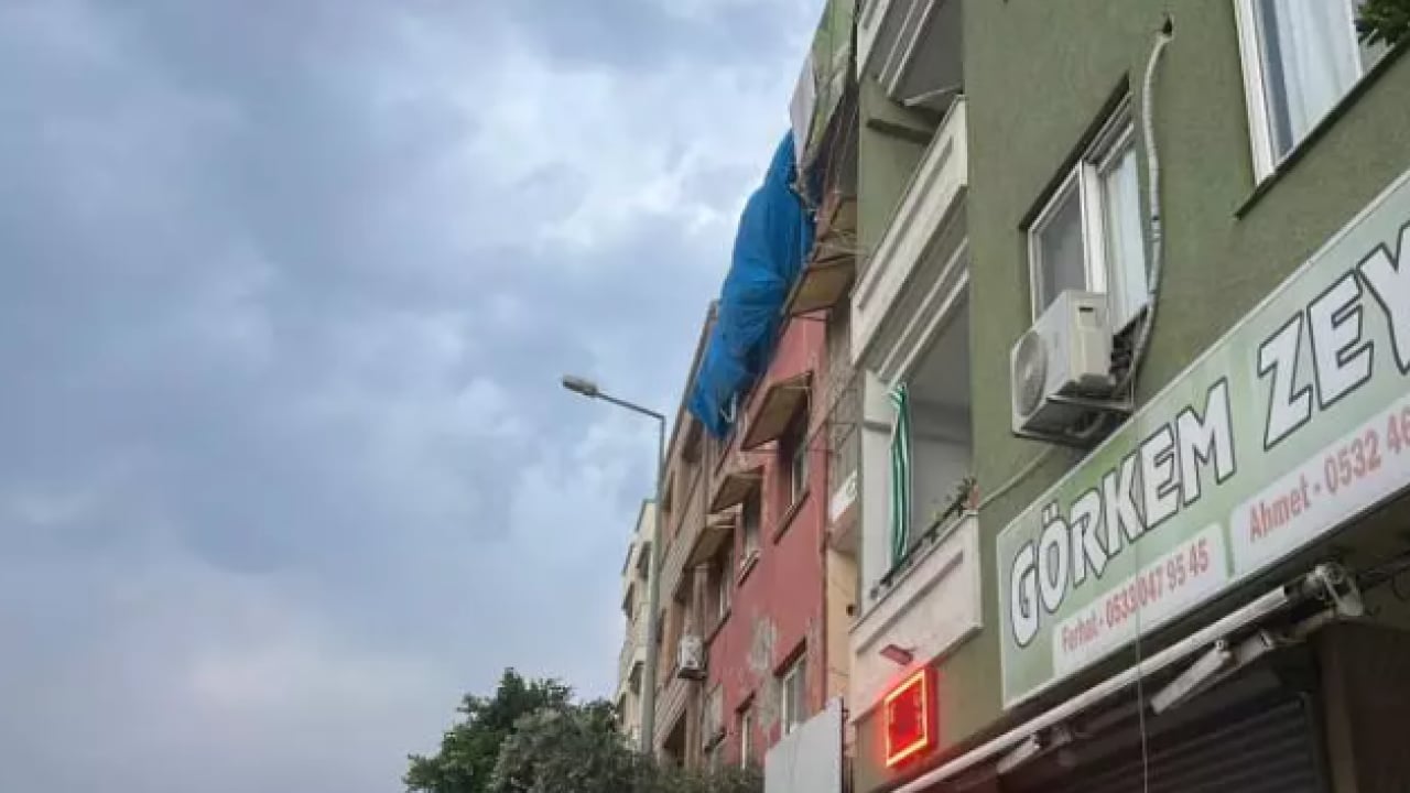 Foto - Savaştan çıkmış gibi: 3 araba ve 1 motor pert