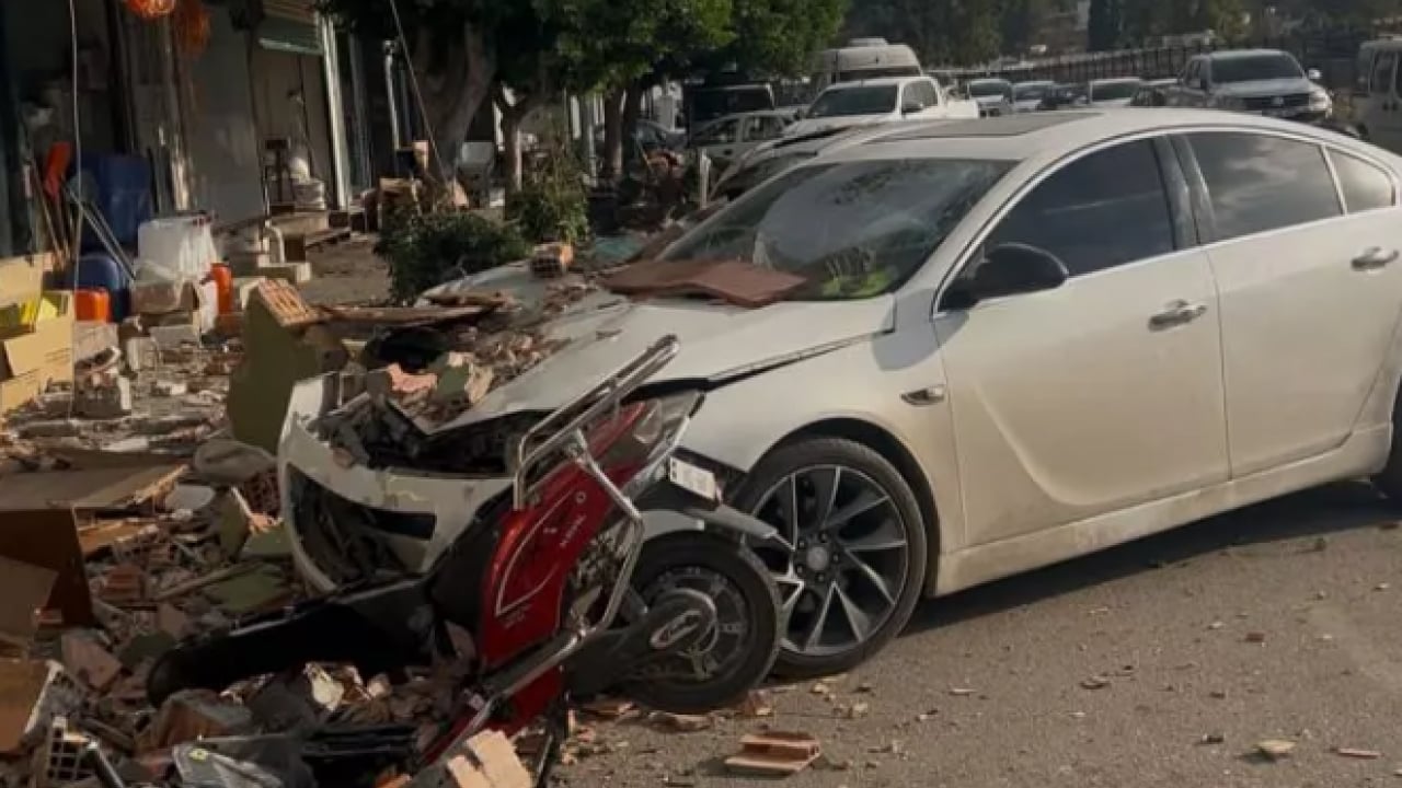 Foto - Savaştan çıkmış gibi: 3 araba ve 1 motor pert