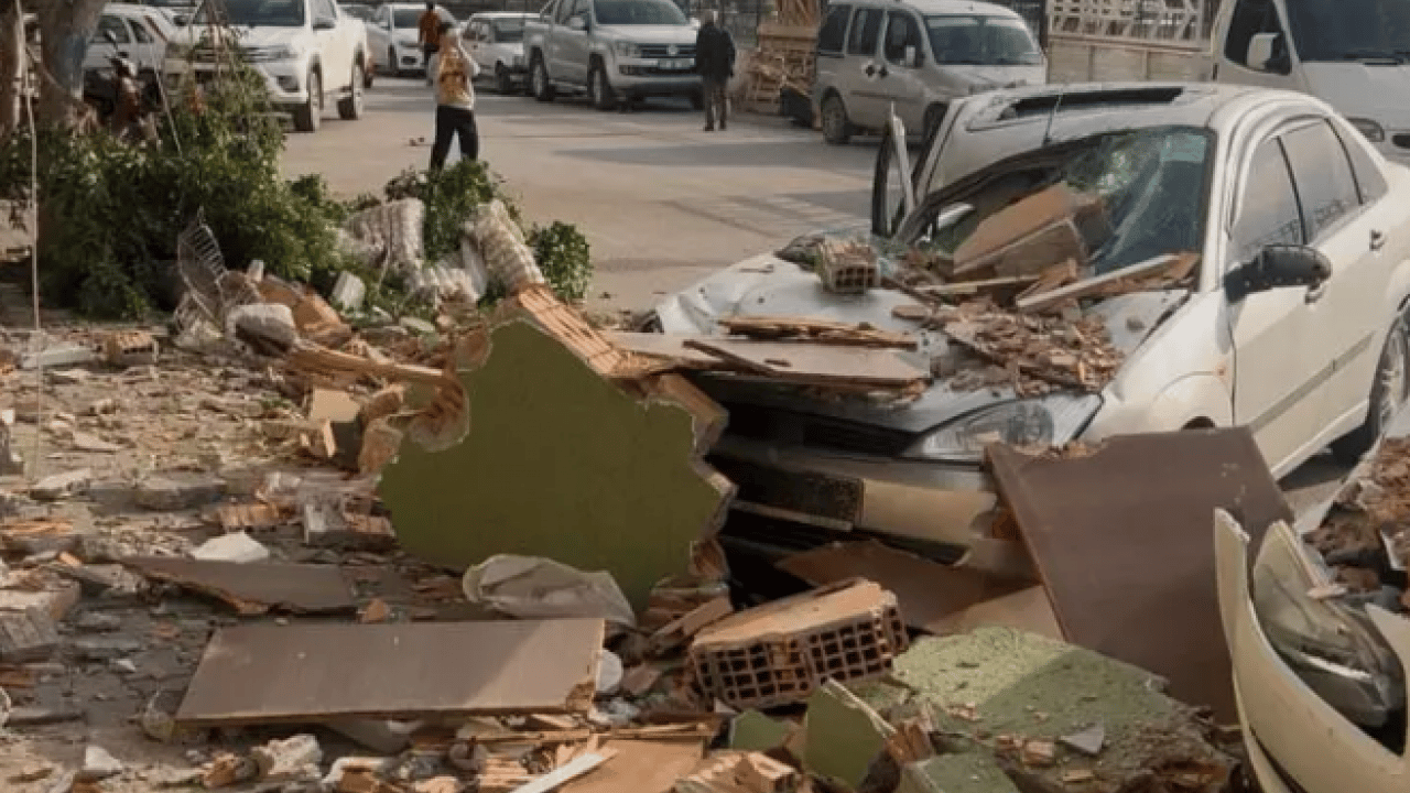 Foto - Savaştan çıkmış gibi: 3 araba ve 1 motor pert