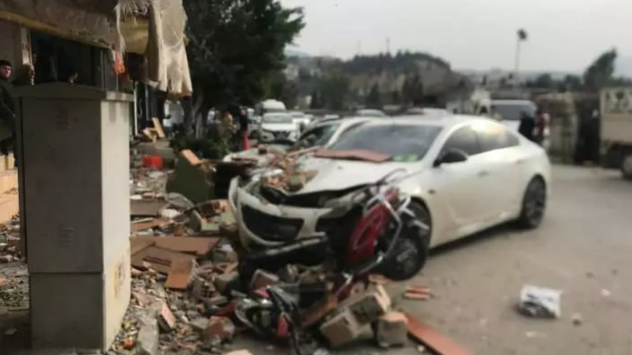 Foto - Savaştan çıkmış gibi: 3 araba ve 1 motor pert