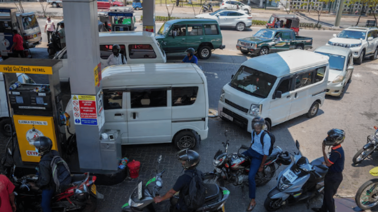 Foto - Savaş Asya ülkesini de vurdu: Çarşamba günlerini tatil ilan ettiler!