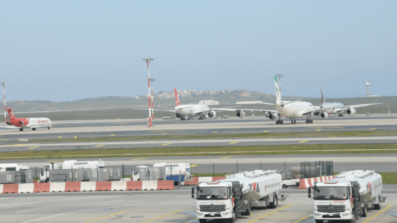 Foto - Savaş havayolunu da vurdu! İstanbul'da uçakların endişeli bekleyişi