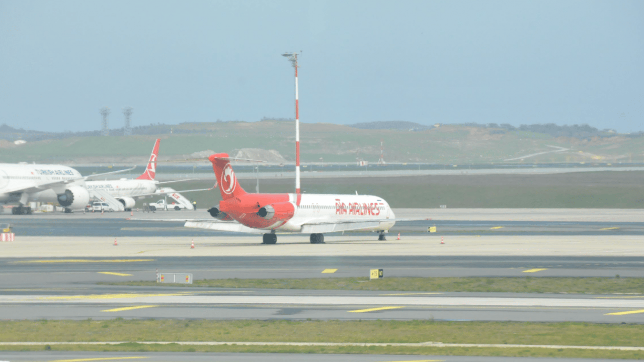 Foto - Savaş havayolunu da vurdu! İstanbul'da uçakların endişeli bekleyişi
